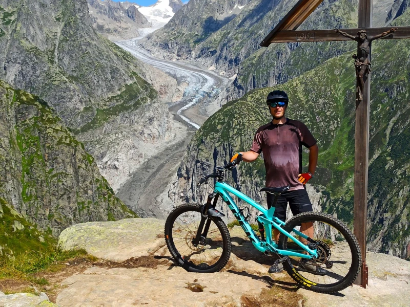 Fabian beim Mountainbiken in der Schweiz